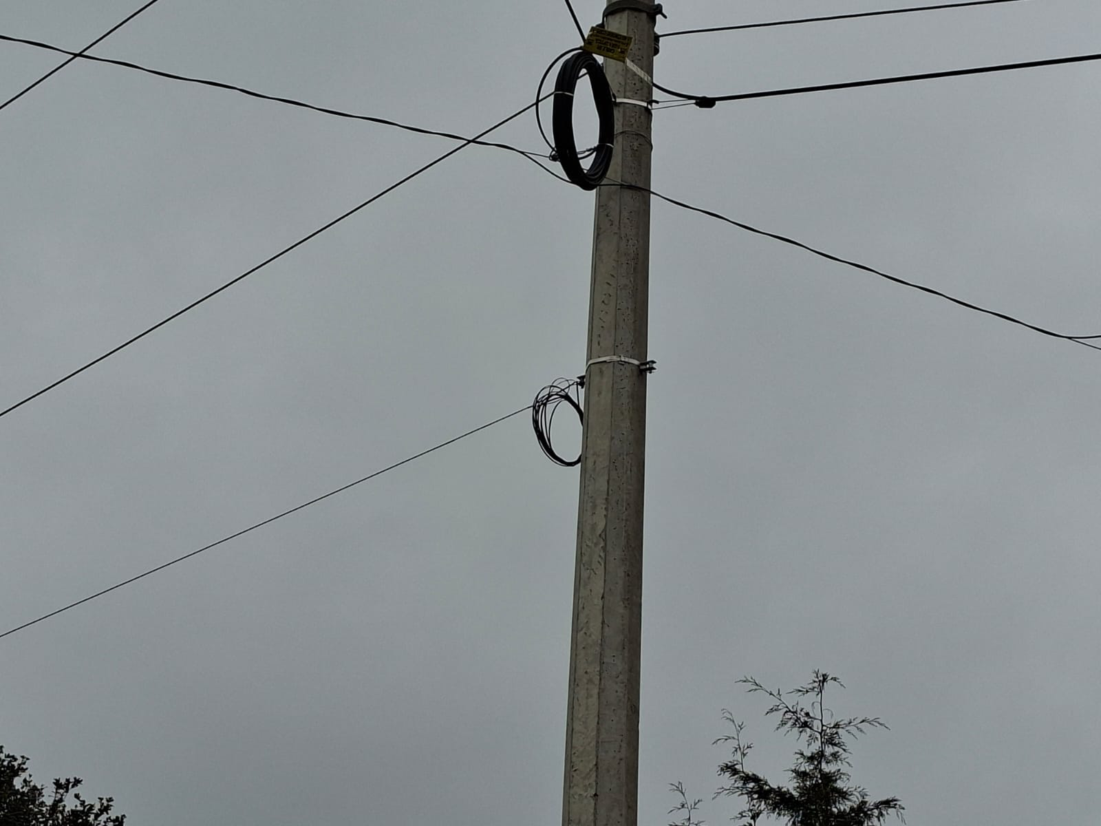 Instalación de fibra óptica en poste