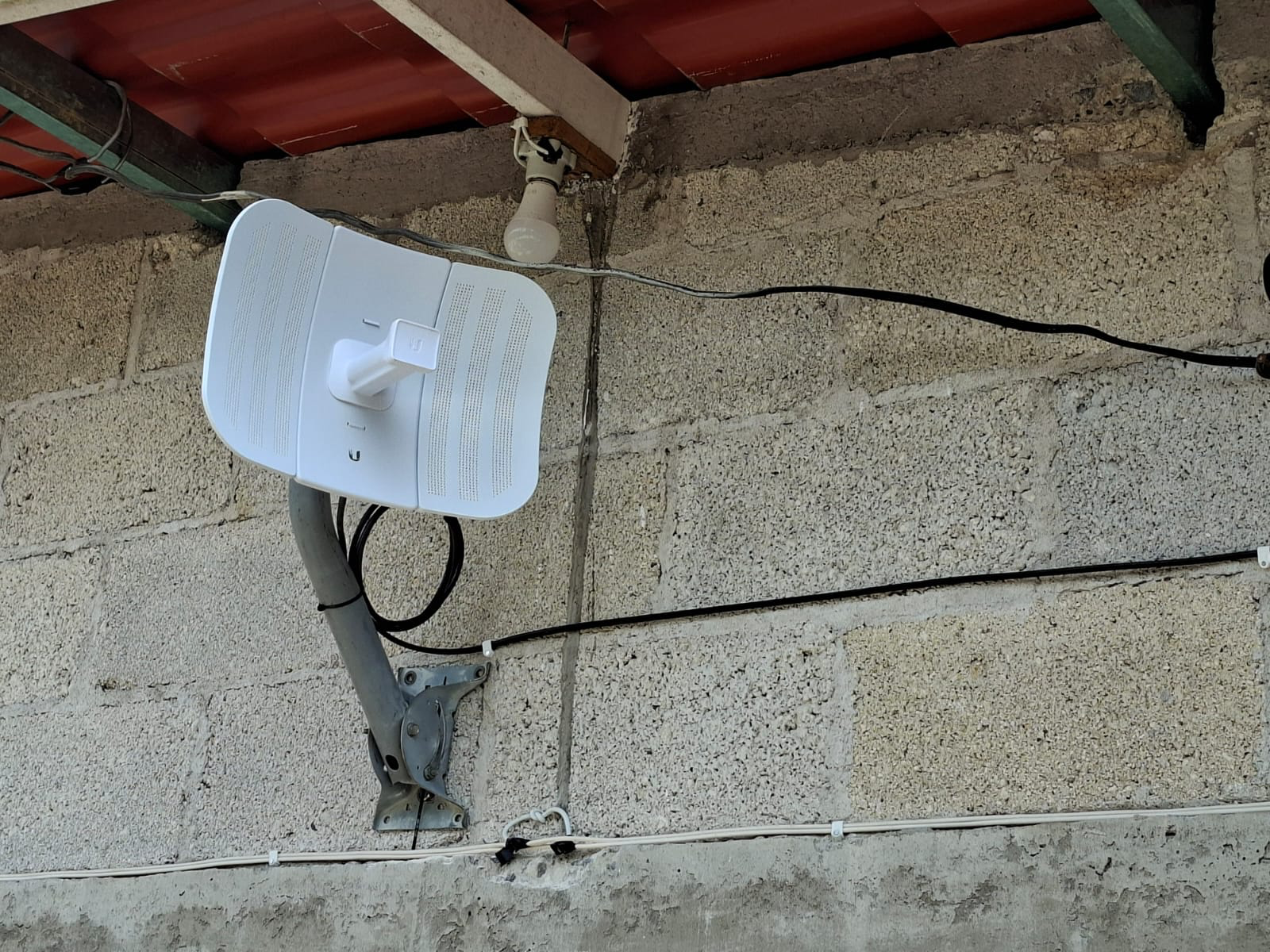 Antena Ubiquiti instalada en hogar